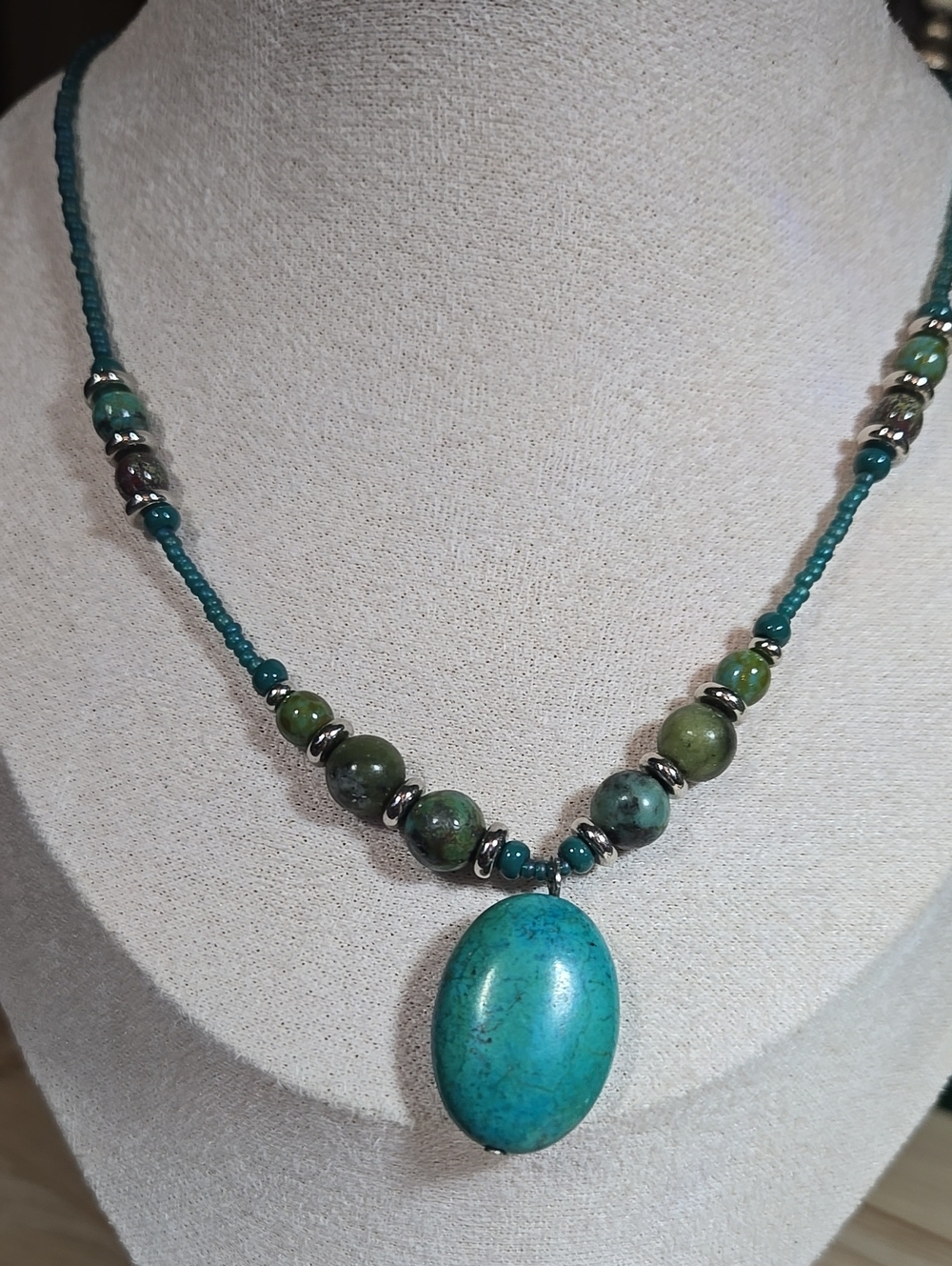 Turquoise Oval Pendant Beaded Necklace - Teal Green